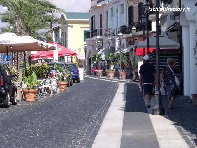 Area pedonale di Casamicciola Terme dove si pu� fare shopping in tranquillit�. (foto vacanze ad ischia)